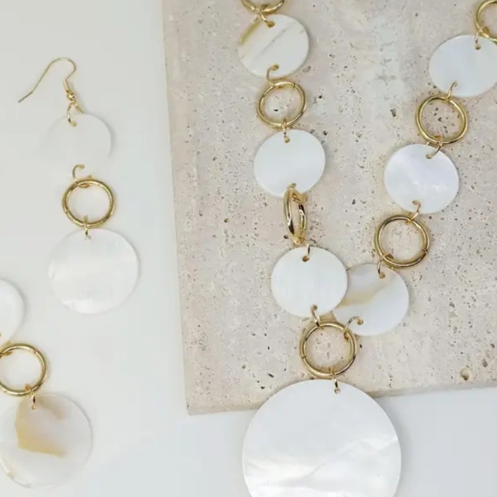 Elegant Gold and Cream Jewelry Set